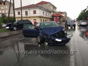 Τροχαίο με πλαγιομετωπική σύγκρουση πριν τη στροφή για Σχοινά Ημαθίας(φωτο-βίντεο)