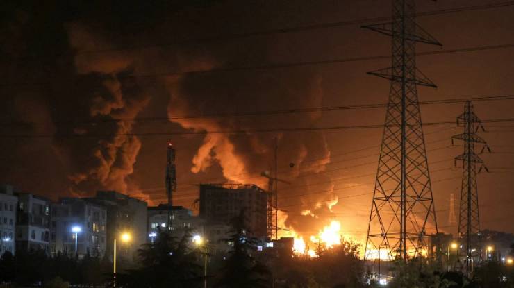 &Pi;ώ&sigmaf; &omicron; &pi;ό&lambda;&epsilon;&mu;&omicron;&sigmaf; &sigma;&tau;&omicron; &Iota;&rho;ά&nu; &epsilon;&pi;&eta;&rho;&epsilon;ά&zeta;&epsilon;&iota; &omicron;&iota;&kappa;&omicron;&nu;&omicron;&mu;&iota;&kappa;ά &kappa;&alpha;&iota; &gamma;&epsilon;&omega;&pi;&omicron;&lambda;&iota;&tau;&iota;&kappa;ά &tau;&eta;&nu; &Epsilon;&lambda;&lambda;ά&delta;&alpha;