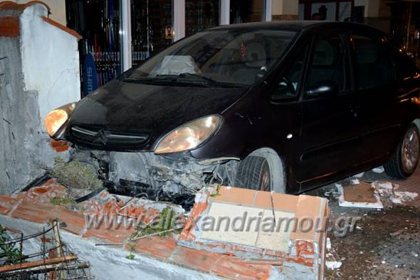 Απίστευτο τροχαίο στην Αλεξάνδρεια: Αυτοκίνητο κόντεψε να μπει σε...κατάστημα(φωτο)