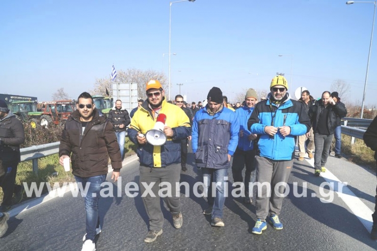 Μπλόκο Αγροτών Ν. Ημαθίας Κόμβος Νησελίου:Συνεχίζουμε τους 2ωρους αποκλεισμούς της Εγνατίας