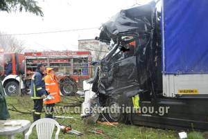 Σοβαρό τροχαίο στο Νησέλι, ενεπλάκησαν νταλίκα και ημιφορτηγό - Άγιο είχαν διερχόμενοι οδηγοί