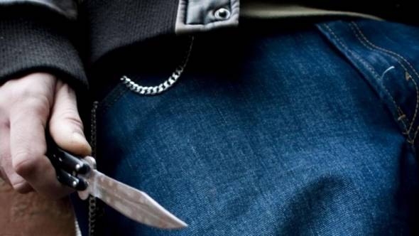 ΑΛΕΞΑΝΔΡΕΙΑ:Άγνωστος με την απειλή μαχαιριού αφαίρεσε από πρακτορείο ΟΠΑΠ 4000€, ποσό που είχε ποντάρει σε στοίχημα