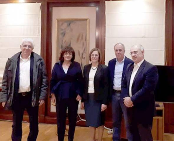 &Mu;&epsilon; &tau;&eta;&nu; &Upsilon;&pi;&omicron;&upsilon;&rho;&gamma;ό &Pi;&omicron;&lambda;&iota;&tau;&iota;&sigma;&mu;&omicron;ύ &sigma;&upsilon;&nu;&alpha;&nu;&tau;ή&theta;&eta;&kappa;&alpha;&nu; &Kappa;&alpha;&rho;&alpha;&sigma;&alpha;&rho;&lambda;ί&delta;&omicron;&upsilon; &kappa;&alpha;&iota; &Alpha;&nu;&tau;&omega;&nu;ί&omicron;&upsilon;